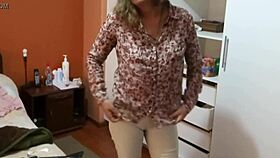 Kolombiansk moden dame kommer hjem spent fra jobb og pirrer seg selv. Hun ber ung Latino om å knulle henne hardt!