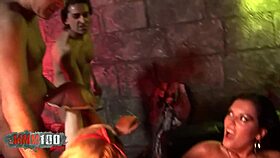 Bruneta in blondinka z velikimi joškami dobita trdo dvojno penetracijo