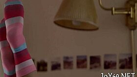 teen fingering her wet pussy in kinky solo game 😏