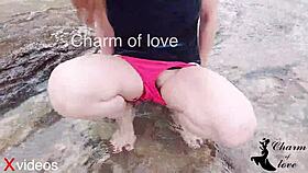 Belleza filipina agachada para follar crudo al aire libre