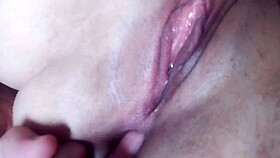 dedilhando o cuzinho apertado