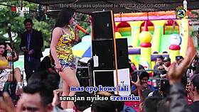 Penyanyi Indonesia lakukan tarian erotis liar di pentas dengan lelaki