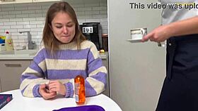 Adakah Ini Kali Pertama? Stepmom Bimbing Stepmdaughter Dalam Seks Panas