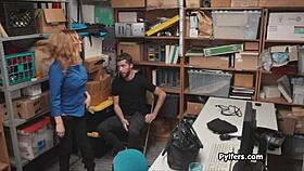 גנב בר מזל מזיין שומרת אבטחה מילף חרמנית במצלמה נסתרת