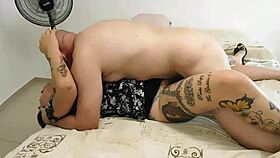 me encanta que me deje el culo bien abierto y lleno de leche para cuando venga mi marido coja un culo lleno de leche y bien dilatado