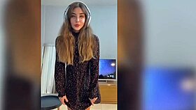 Girl fucks while listening to music and orgasms.