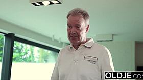 Big Dick Dude Fucks Young 18+ Tart in Her Tight Pussy