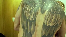 La mia bambola flessibile si fa distruggere duro il culo stretto