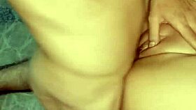 fodendo a bucetinha rosa molhada da novinha casada branquinha close up