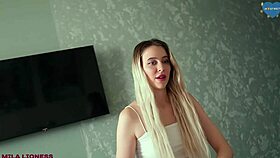 แม่เลี้ยงบุกห้อง จ้องควย แล้วสลัดนี้เสร็จสองรอบบนเตียง