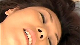 日本の熟女が少年を誘惑、蒸し暑いシャワーでファンタジーセックス