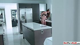 Класна MILF завармайка гали кура на заварсин като истинска експертка?