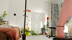 curvy milf oils her nude body 😍