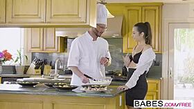 Слаба тийнейджърка Лили Адамс става мокра анално в частна дегустация