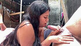 Vecina entra y me pilla desnudo. La convenzo de chupármela