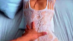 לטינית יפה מנענעת תחת גדול על ארבע