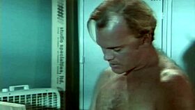 Тугую дырочку милфы растянул огромный хуй жеребца в офисе