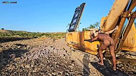 Pracovník těžké mašiny opustí práci, aby šukal s horkou, která ho přijde rozptýlit 😏