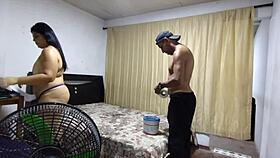 esposa infiel folla con amigo mientras cornudo trabaja?