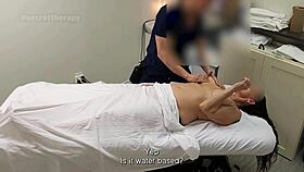 嘿Emma，这个调情的巨乳熟女想在按摩时做爱！