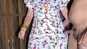 Skvělá velká masti se rozvíjí, když babička a přítelkyně se ponoří do špinavého povídání. Svalnatý kulturista se přidá s obřím ptákem pro akci velkého zadku