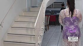 policial invade uma festa ap�s uma denuncia anonima e flagra duas novinhas transando