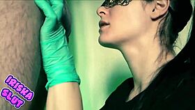 О боже, эта горячая девушка в маске только что приняла сперму в рот... безумно!! 😍