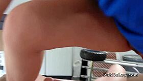 Rubia con culo burbuja folla duro en garage público con voyeurs mirando