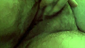 שמנונית מתקלחת חמה ומתאננה עד אקסטזה, העקומים מבריקים מתחת למים