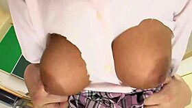 ワオ! 日本人学生キャンディが無修正教室でワイルドなリムジョブチュートリアルを受ける