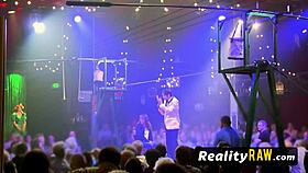 Pesta kolam liar dengan rambut merah panas