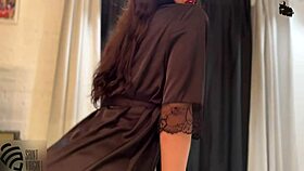 Heiße Stiefmutter kommt auf dem Schwanz ihres Stiefsohns... verdammt, das ist wild!