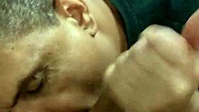 chupando e tomando leite do entregador gay no oral intenso