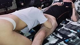 LE HAGO UN GARGANTA PROFUNDA A MI HERMANASTRA Y SU ENORME VERGA!