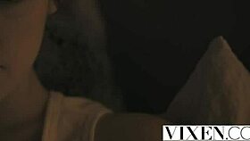 Vixen zachycuje krásnou zrzku Bree Daniels, jak ji její sugar daddy drtí po troše škádlení.