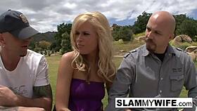 Marido mira cómo desconocido clava duro a su esposa