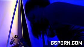 Milf ébène femdom sexy se fait pilonner fort par une énorme bite noire