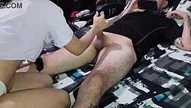 LE HAGO UN GARGANTA PROFUNDA A MI HERMANASTRA Y SU ENORME VERGA!