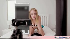 מתברר שהחורגת שלי מנהלת וובקאם עם הצגות אנאל פרועות בצעצועים