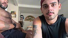 mamando esse pau grosso dotado pra caralho enquanto me masturbo.