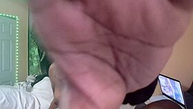 Naejae ekranda lezbiyen porno izlerken ıslak amını ovuşturuyor