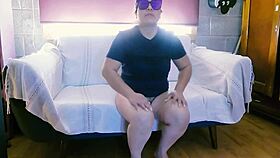 Señor, touch the señorita and ask her to strip