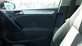 Soție amatoare adevărată cornută se întâlnește cu fan înfometat în mașină