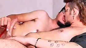 El chacal ama los aceites el pasivo lo sabe entonces se dejo masajear y mormosear