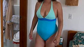 Ωραία 59χρονη παχουλή MILF επιδεικνύει μεγάλο κώλο σε μπικίνι στην παραλία