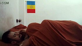 despertando a mi macho peludo con una linda mamada aprovechando su erecci�n matutina