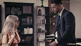 Älterer loyaler Angestellter trifft junge Chefin Darla Crane im Büro. Reife Sekretärin zeigt ihren amerikanischen Charme und Titten.