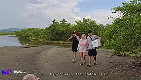 Threesome horny kongkek di pantai dengan sepupu tiri saya dan ceweknya. Max Betancur, Tatiana Alvarez, dan Danner Mendez panaskan!
