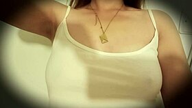 me encanta que vean mi coño depilado me excita mucho exhibirme