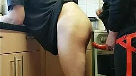 このバイセクシャルゲイ男は誰でも忍び寄ってパンツを下ろして尻を取らせてる